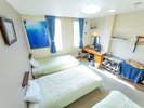【3人部屋の恐竜ルーム・307】シングルベットが3つ並んだモササウルスの海のお部屋です。