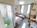 【ツインルーム(バス、トイレ付)・全2部屋】バス・トイレ付でシングルベッド2台のお部屋です。