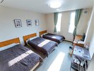 【トリプルルーム・全5部屋】シングルベッドが3台並んだお部屋です。