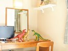【3人部屋の恐竜ルーム・303】シングルベットが3つ並んだティラノサウルスのお部屋です。