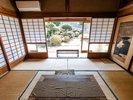 【奥出雲百姓塾・定員12名、1棟貸し施設】客間(2つ目の寝室)より庭を望む。