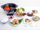 【ご夕食・志学の郷御膳】鶏肉と奥出雲特産の舞茸、野菜をふんだんに使った二色鍋をご賞味ください