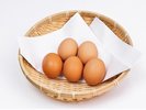【平地飼い有精卵】近くの地元養鶏場で雄鶏と雌鶏を一緒に自然環境に近い平地飼いで育てられています。