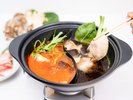 【ご夕食・志学の郷御膳】鶏肉と奥出雲特産の舞茸、野菜をふんだんに使った二色鍋をご賞味ください