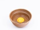 【平地飼い有精卵】自然に近い環境で、化学飼料・着色料を使わず育てています。薄い黄色の黄身が特徴です。