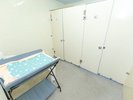 【3階男女別トイレ・おむつ交換台】3階の男女別トイレにおむつ交換台を備付けてございます。