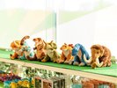 【ミュージアムショップ】各種おすわり恐竜。恐竜がおすわりした、かわいい「ぬいぐるみ」で大人気です。