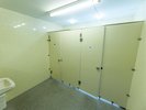 【女性トイレ・3階〜5階】3階から5階の各階に共用の男女別トイレがあります。