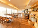 【レストラン・6階】当館のレストランでさわやかな朝日を眺めながらご朝食をお召し上がりいただけます。