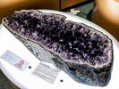 【1階博物館】大きな紫水晶の群晶です。こちらは触ることができます。