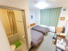 【ツインルーム(バス、トイレ付)・全2部屋】バス・トイレ付でシングルベッド2台のお部屋です