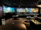 【1階博物館】生物のたどった歴史を地質年代ごとのパネルで化石とともに展示しています。