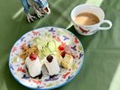 【ご朝食・幼児用】可愛い恐竜のお皿に、当館オリジナル契約栽培米「仁多米」の、おむすびです。