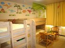 【2段ベッドで4人部屋の恐竜ルーム・302】2段ベッドを利用した、子供向けの可愛い恐竜のお部屋です。