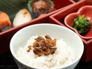 ■朝食一例|炊き立ての土鍋ごはんに、いぶりがっこのふりかけをかけて秋田の朝をお楽しみください。