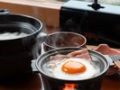 ■朝食一例|陶板とベーコンをご用意。生卵を目玉焼きにするのもおすすめ。お好みの食べ方で。