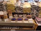 ■アメニティコーナー|化粧水や歯ブラシ、カミソリ、足袋などはこちらからご自由にお取りください。