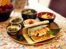 沖縄ソールフードのポーク玉子おにぎりをメインとした沖縄料理。