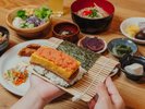 沖縄料理をメインとした朝食ビュッフェポーク玉子おにぎりにお好きな具材をトッピング