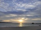 ビーチからの朝日の景色