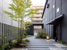 【エントランス】落ち着いた庭園を感じられるホテル入口