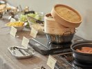 大阪名物、肉吸いなど約30種類の和洋メニューをご用意しております。