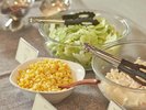 大阪名物、肉吸いなど約30種類の和洋メニューをご用意しております。