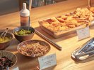 大阪名物、肉吸いなど約30種類の和洋メニューをご用意しております。