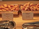 大阪名物、肉吸いなど約30種類の和洋メニューをご用意しております。