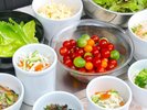 10種類以上のサラダなど豊富な朝食バイキングをお楽しみください。