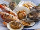 新鮮な魚介類(アワビ・サザエ・有頭海老・帆立・蛤)の5種の海鮮焼き(イメージ)