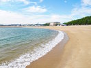 扇を広げたような砂浜が広がり、透明度の高い海と穏やかな波が特徴の扇ヶ浜。ホテルから車で約10分。