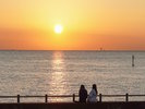 【田辺扇ヶ浜海水浴場】海に沈む美しい夕日を眺めながらゆったり過ごすのもおすすめ。ホテルから車で約10分