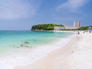 白い砂、エメラルドグリーンの海、椰子の木の並ぶ風景など、ワイキキビーチを連想させるほどリゾート気分。