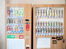 ソフトドリンク・アルコールを備えた自動販売機も