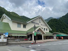 【宇奈月温泉街 黒部峡谷鉄道 宇奈月駅】徒歩10分 お土産や軽食、アイスなどが販売されています