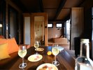 �O�����s���O�^�C�v���B���A�R�[�f�B�I���J�[�e���Ŏd�؂��A�E�^�[���r���O�ƃT�E�i�E�I�V���C