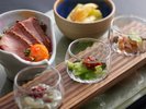【グレードUP夕食】ローストビーフ等を含む先付け(一例)