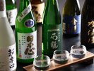 【愛媛の地酒利き酒セット】美味しいお料理とスタッフおすすめの地酒をご堪能ください。(一例)