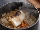 【夕食】3種類から選べるご飯のうちの1つ「季節の釜めし」(一例)
