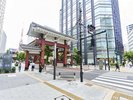 浜松町・大門方面からは増上寺の大門をくぐって左手にホテルがございます。