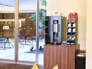 2階のラウンジでコーヒーを飲みながら旅の疲れを癒してください