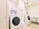 ■コインランドリー■乾燥機能付き洗濯機を2台設置。24時間ご利用いただけます。