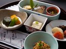 【朝食】野菜・大豆・魚等。栄養バランスの良いおかずとともに。