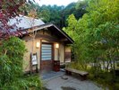 【レストラン外観】緑の木々に囲まれたレストラン