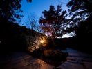 【玄関】夜のライトアップ