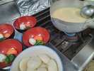 お雑煮はオーナーの祖母から受け継いだ、大阪船場風で丸餅を焼かずに白味噌仕立てです。