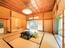 準特別室(一例)/登録文化財「桐の棟」池の上に建ち、角部屋で二方向に窓があり、開放的で寛げます。