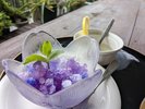 バタフライピーのかき氷です。レモンシロップをかけると色が変わります。朝食にお付けしています。