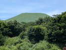 山側のツインルームからの景色です。壮大な大室山を近くに臨む事ができます。